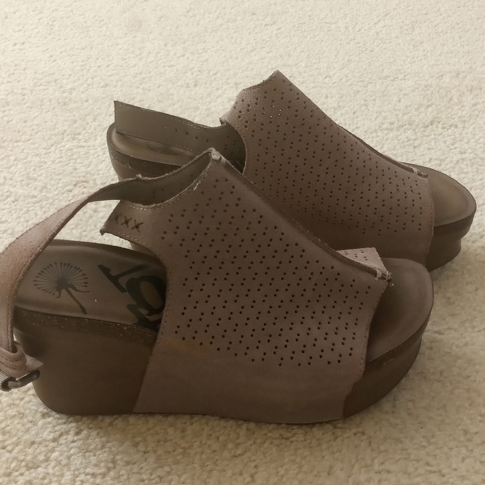 OTBT  size 9M brown suede wedges